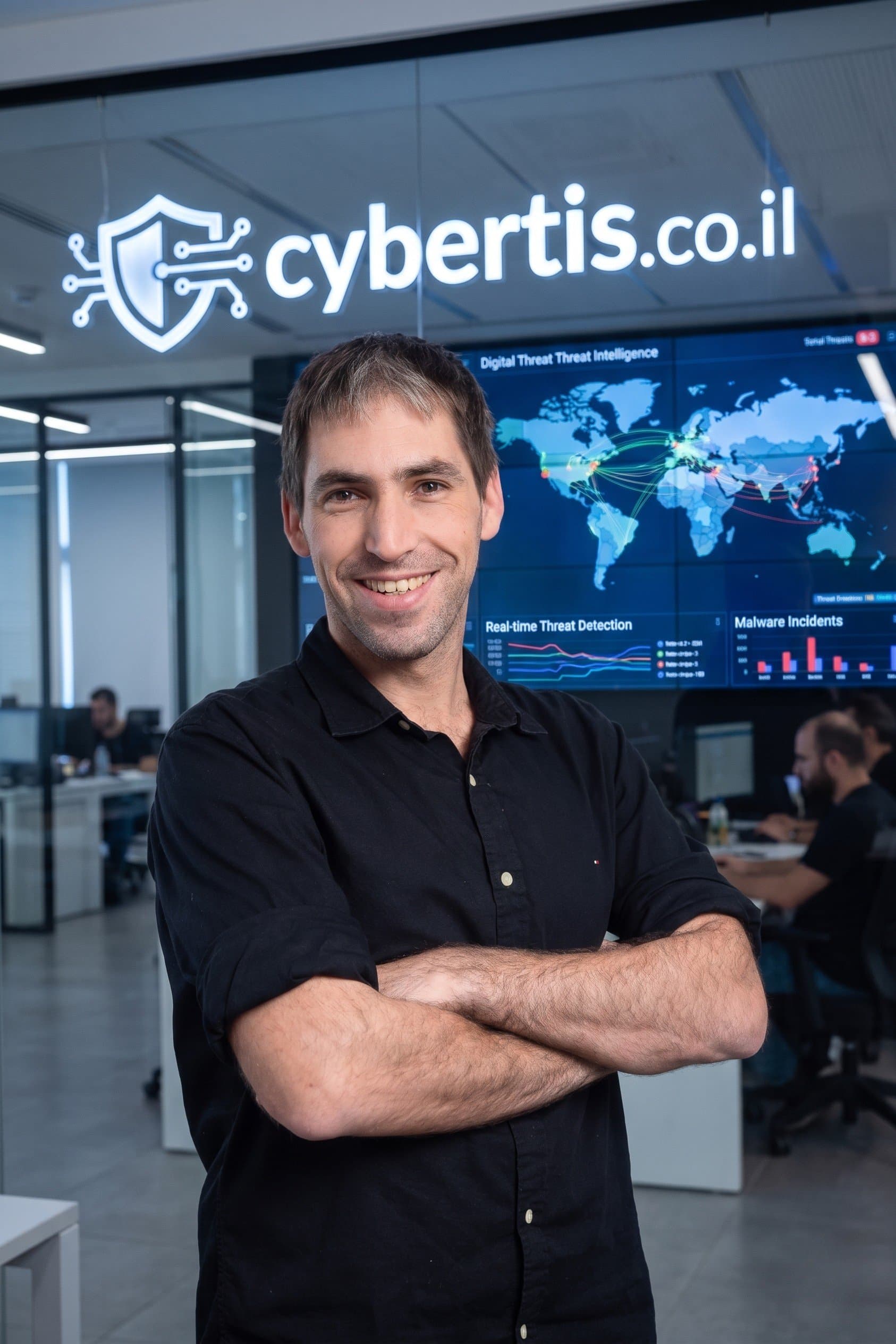 רותם שיינס — מנכ״ל ומייסד Cybertis, על רקע cybertis.co.il ומרכז ניטור איומים